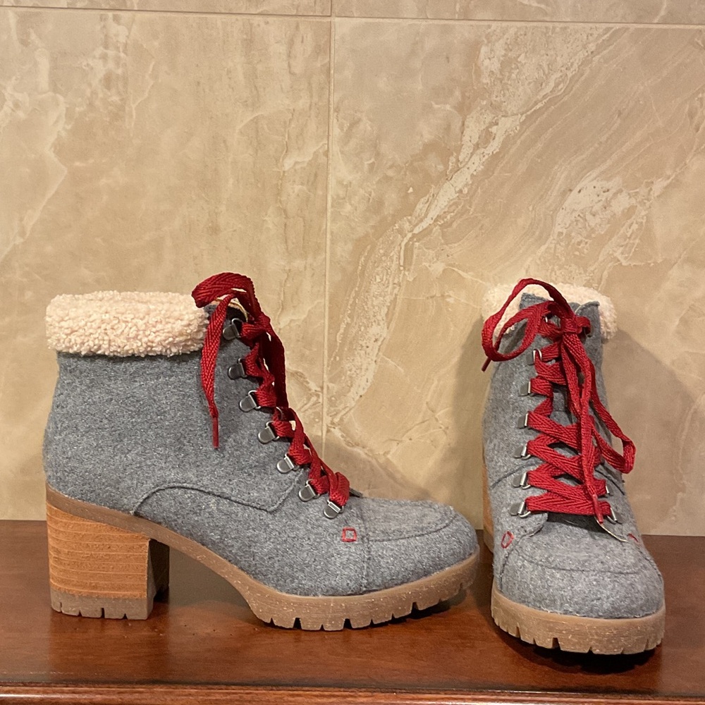 Korks Gray Lace-Up Boots with Red Accents, Size 6.5